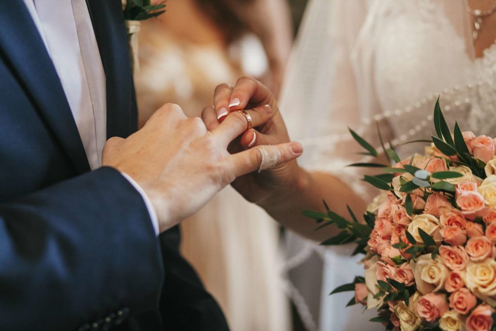 La mariée passe la bague au doigts de son mari 