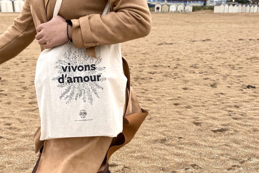 Notre tote bag "vivons d'amour" à la plage ! Un cadeau supplémentaire lors de l'annonce ! 
