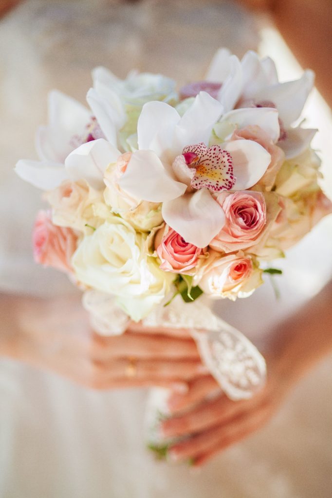bouquet de fleur avec des roses blanches, rose pastel et des orchidées