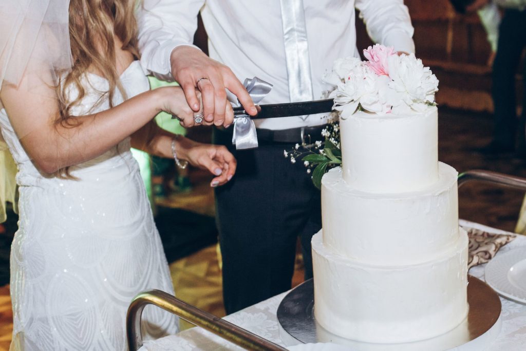 les mariés coupent le gâteau de mariage 